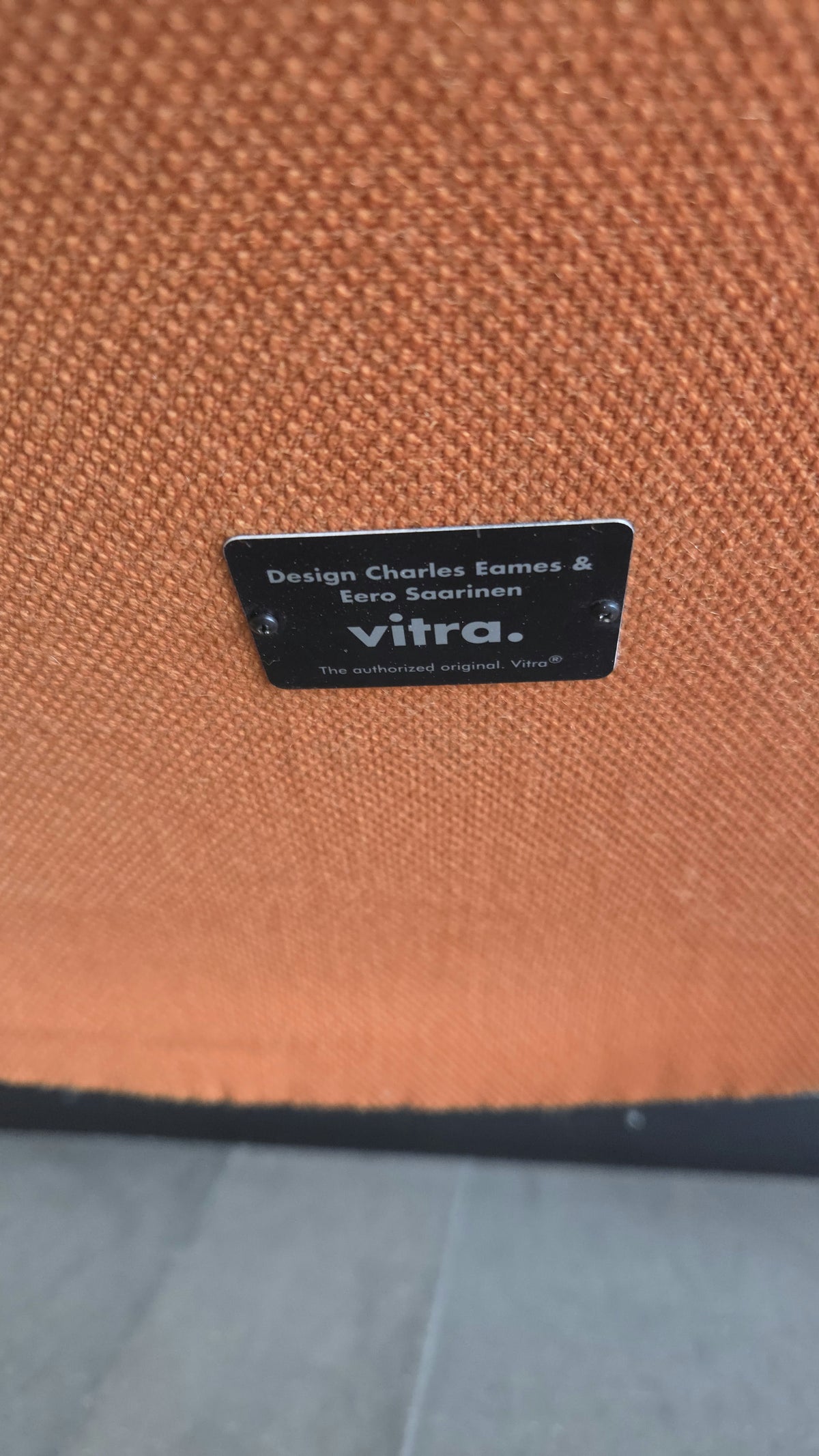 Vitra Organic Chair Sessel (Eames & Saarinen), Stoff Koralle