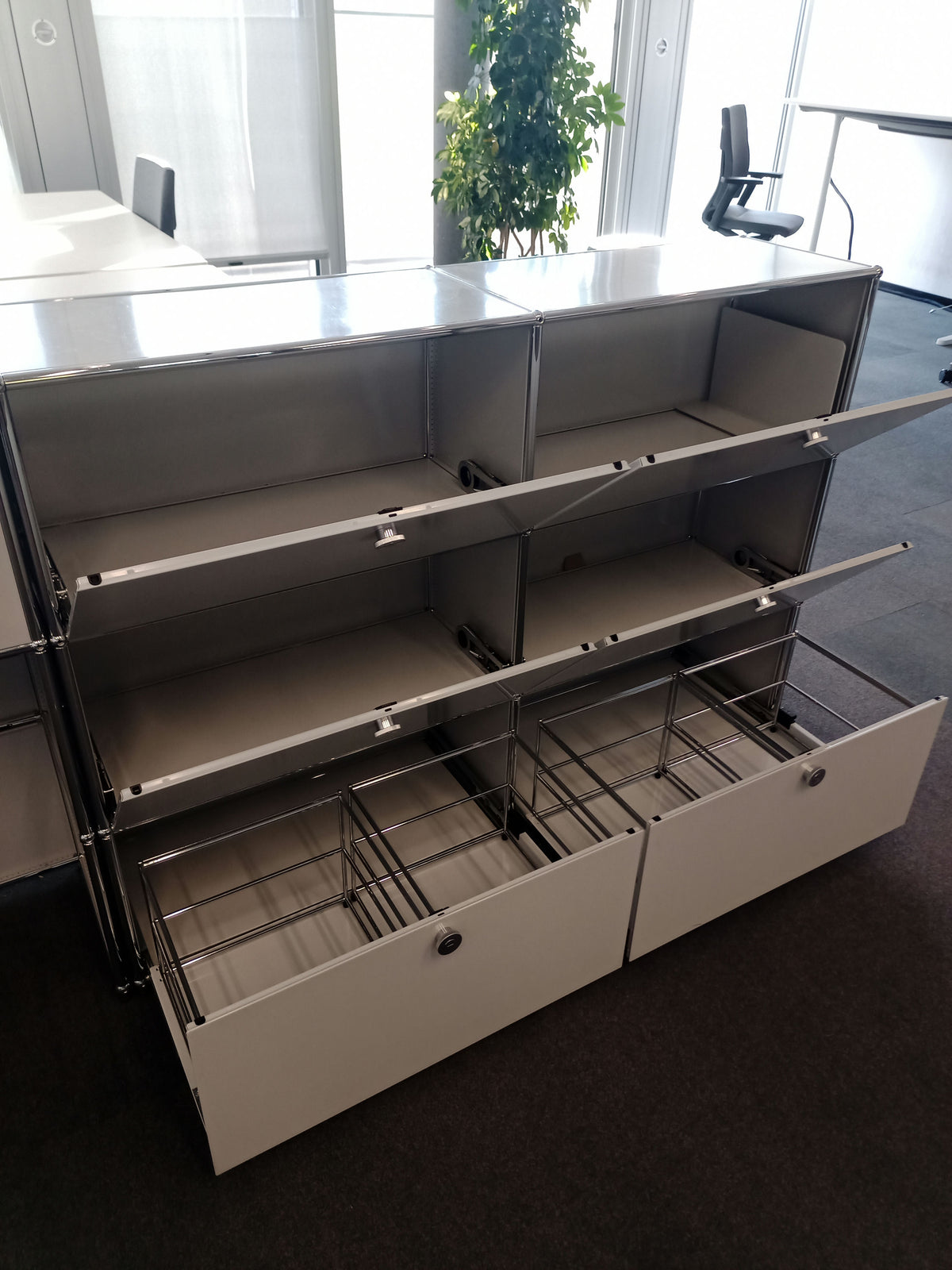 USM Haller Regal 2x3, Lichtgrau, 4 Klapptüren, 2 Ausziehtüren – offen
