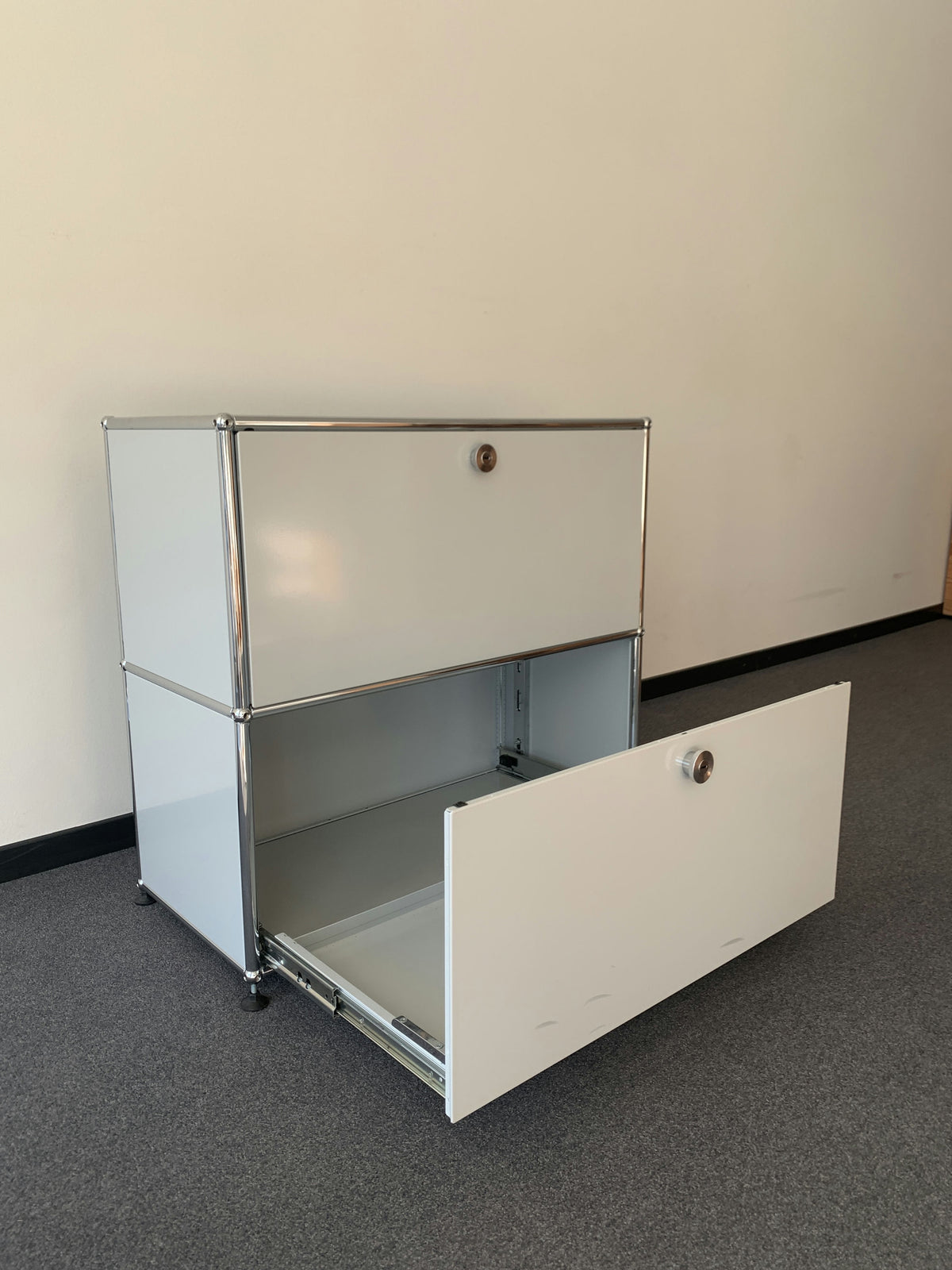 USM Haller Regal 1x2, Lichtgrau, 2 Ausziehtüren, 1 Ausziehtablar – offen