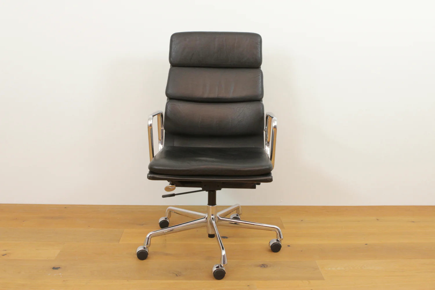 Vitra Eames EA 219 Softpad Leder schwarz