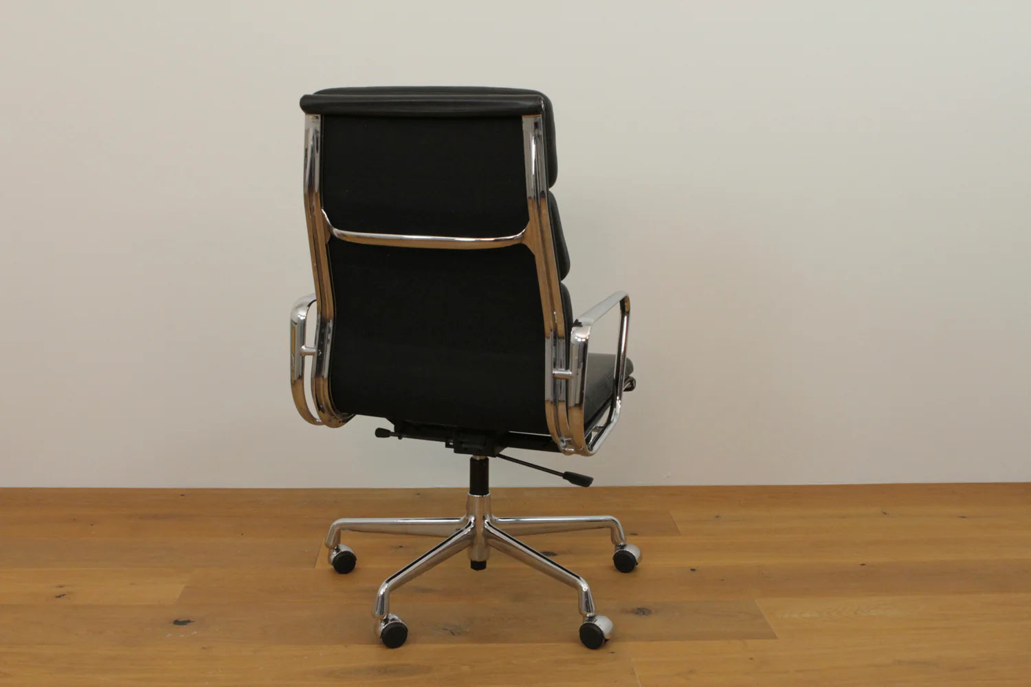 Vitra Eames EA 219 Softpad Leder schwarz