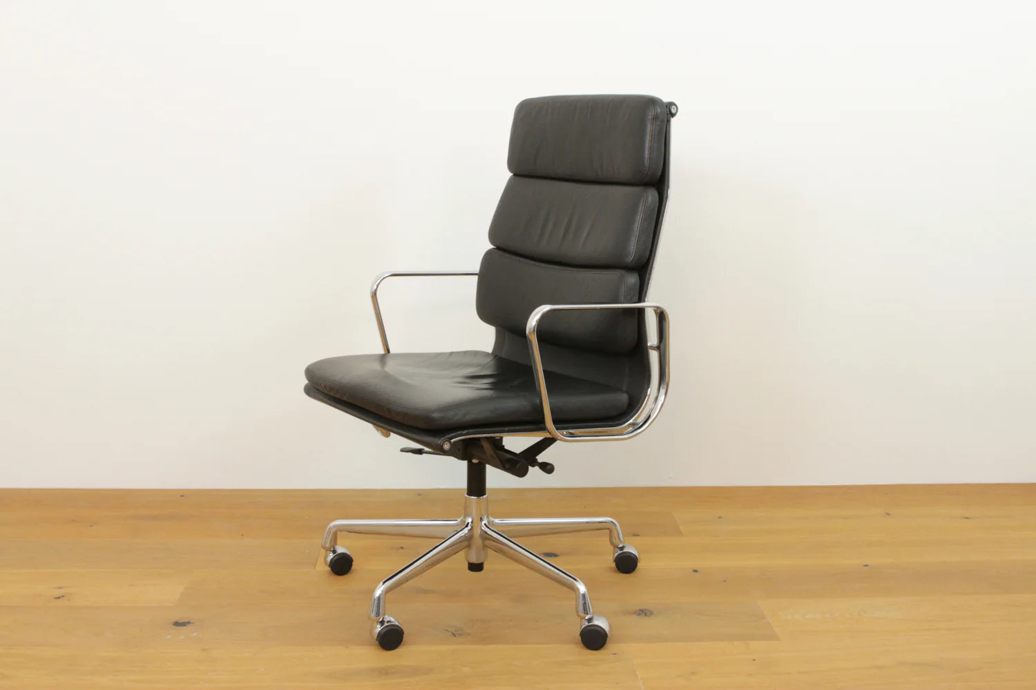 Vitra Eames EA 219 Softpad Leder schwarz