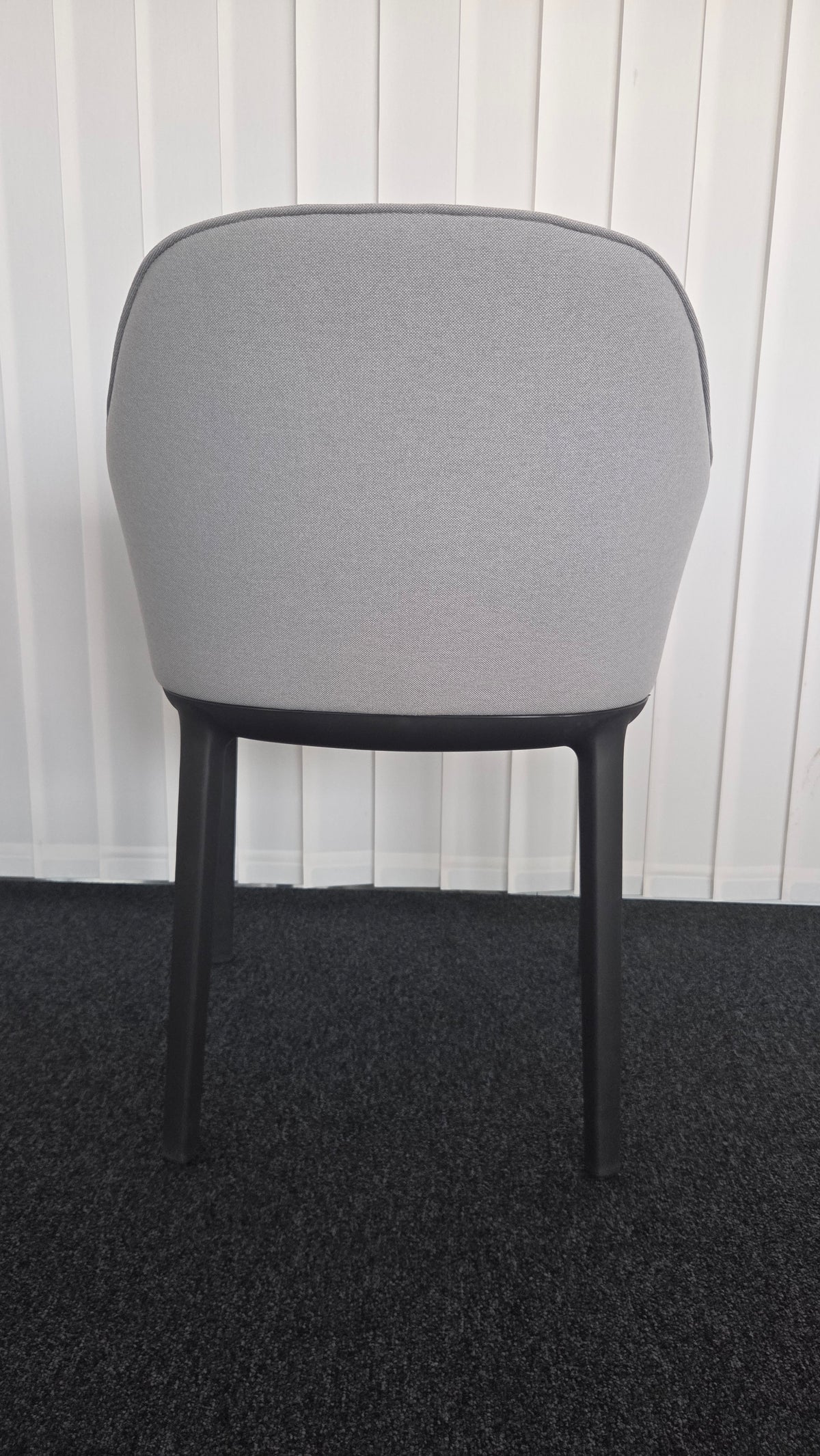 Vitra Softshell Chair Konferenzstuhl, Stoff Hellgrau, Vierbein Schwarz