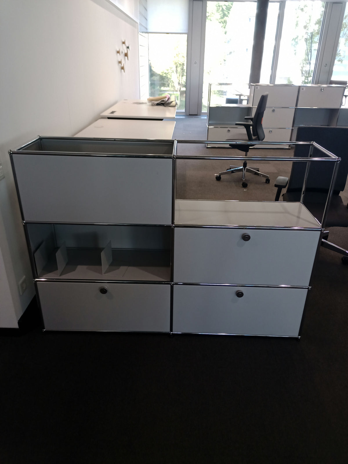 USM Haller Regal 2x3, Lichtgrau, 1 Klapptüre, 2 Ausziehtüren – geschlossen