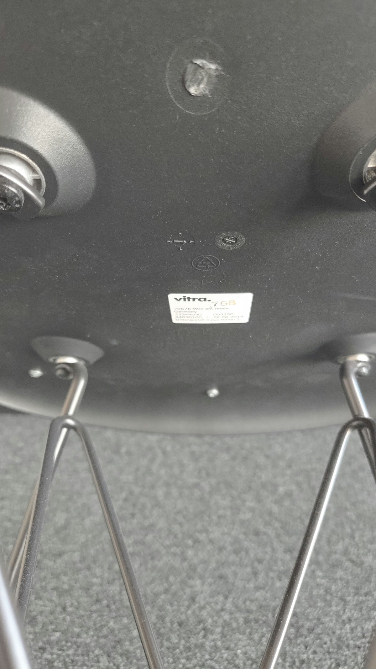 Vitra Eames Plastic Side Chair DSR, Schwarz mit Sitzpolster Orange