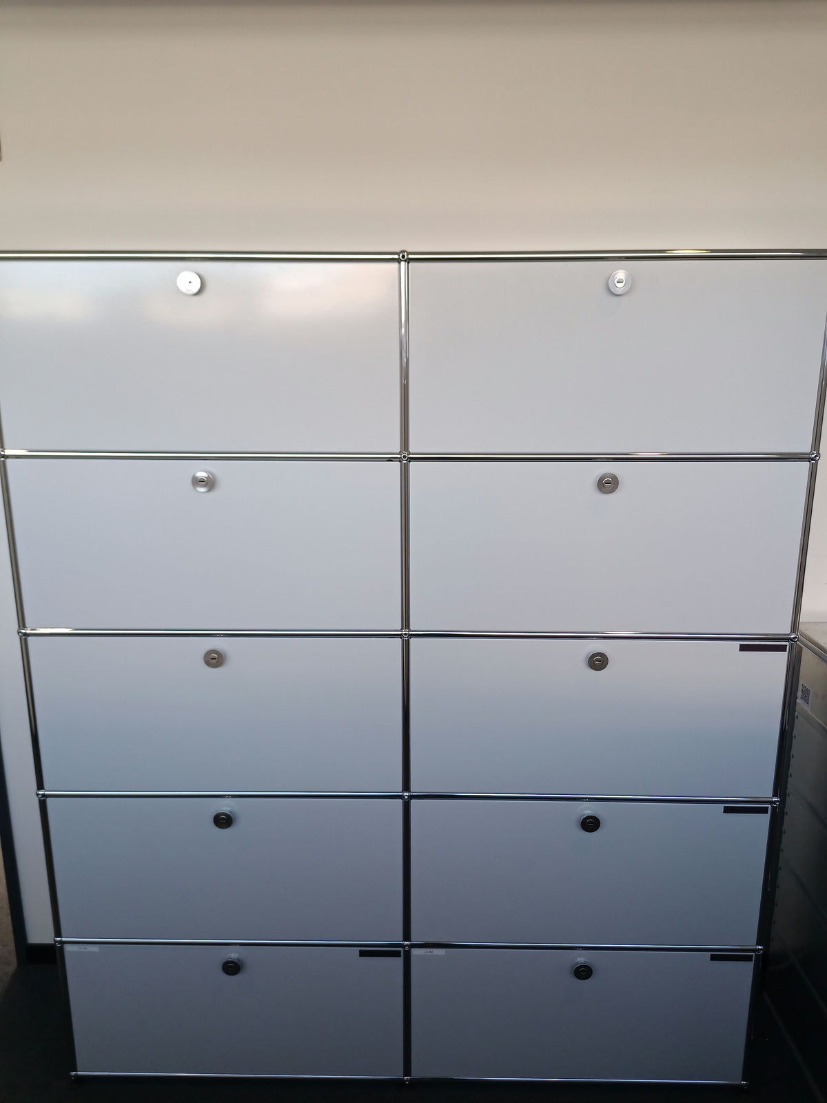 USM Haller Regal 2x5, Lichtgrau, 8 Klapptüren, 2 Ausziehtüren – geschlossen