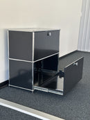 USM Haller Regal 1x2, Graphitschwarz, 2 Ausziehtüren, 2 Ausziehtablare – offen