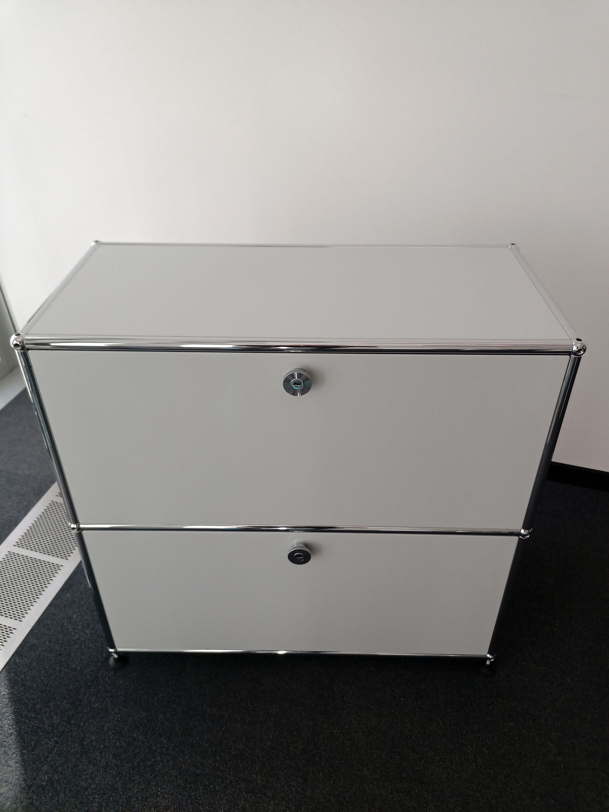 USM Haller Regal 1x2, Lichtgrau, 2 Ausziehtüren, 3 Ausziehtablare – geschlossen