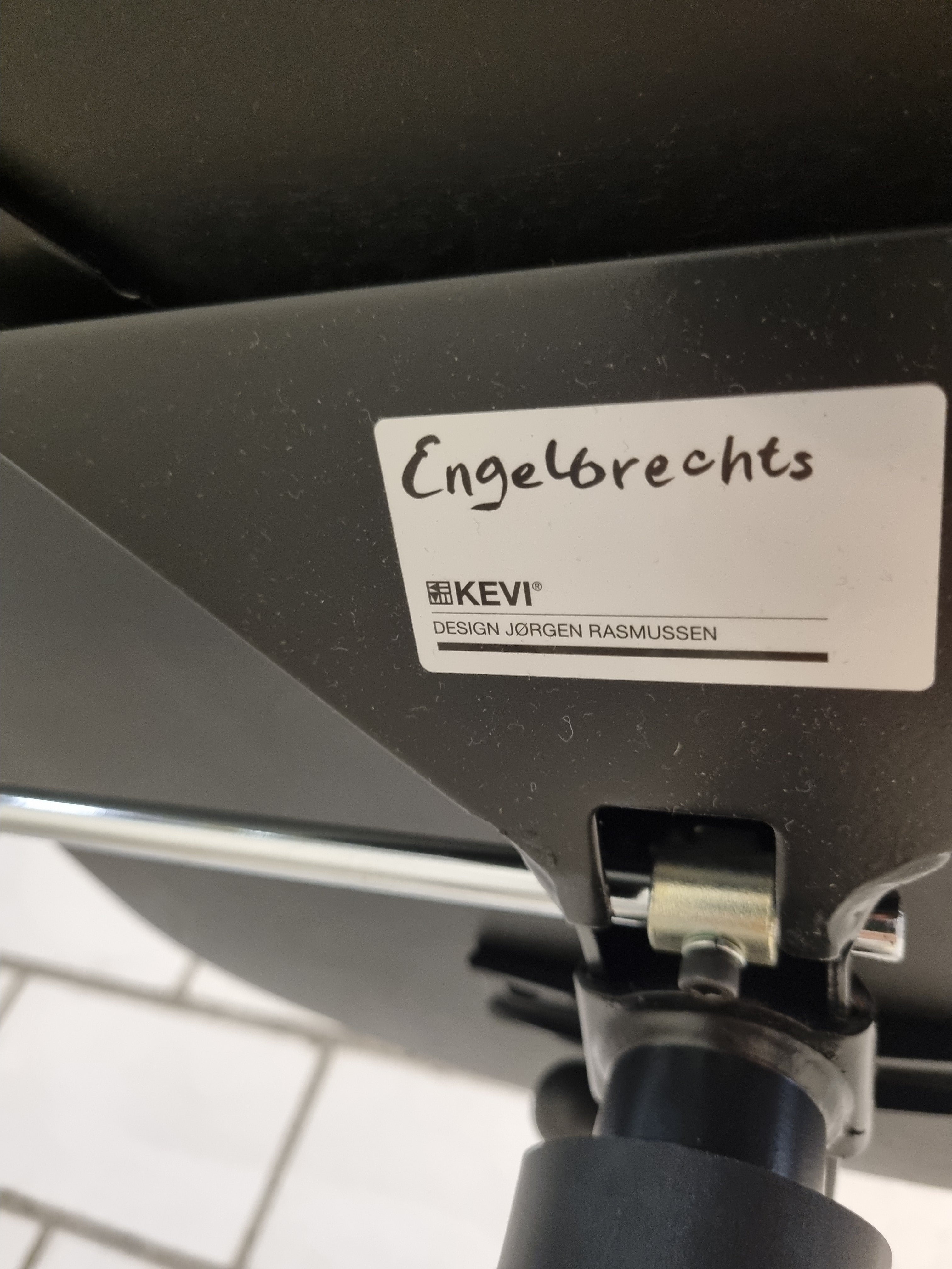 Engelbrechts KEVI 2533 Drehhocker Schwarz mit Lehne