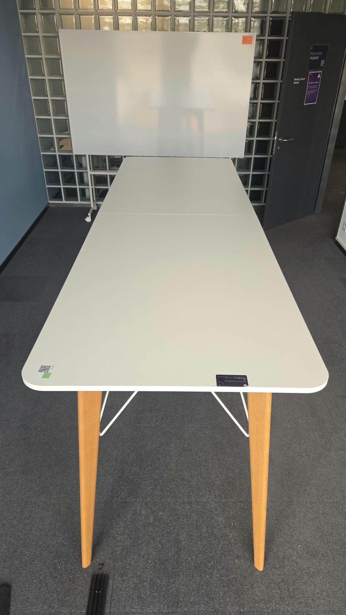 Bene Timba Stehtisch, Weiss, Beine Eiche, 280 × 90 cm