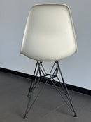 Vitra Eames Plastic Side Chair DSR, Creme mit Sitzpolster Orange