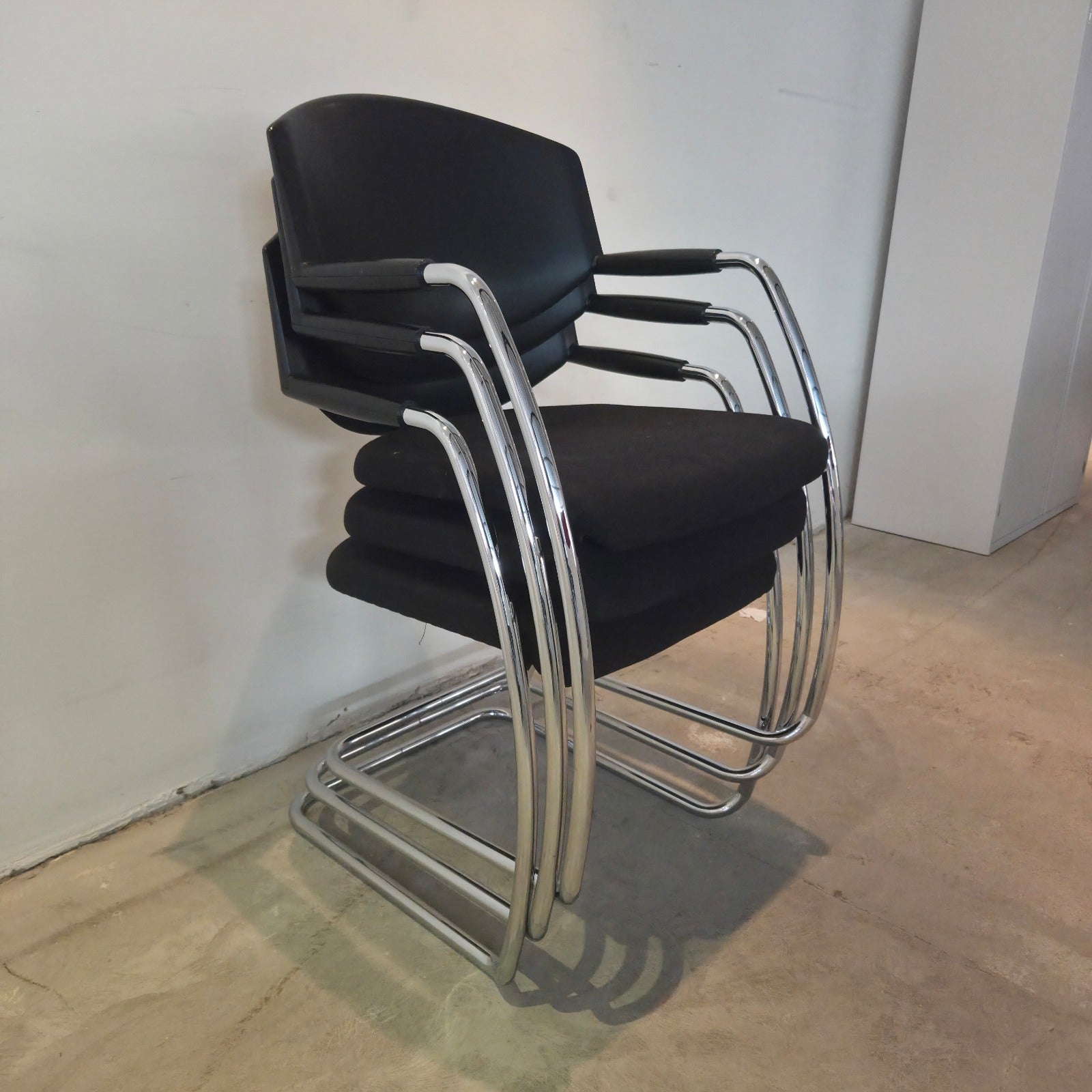 Giroflex Freischwinger Schwarz Stapelbar