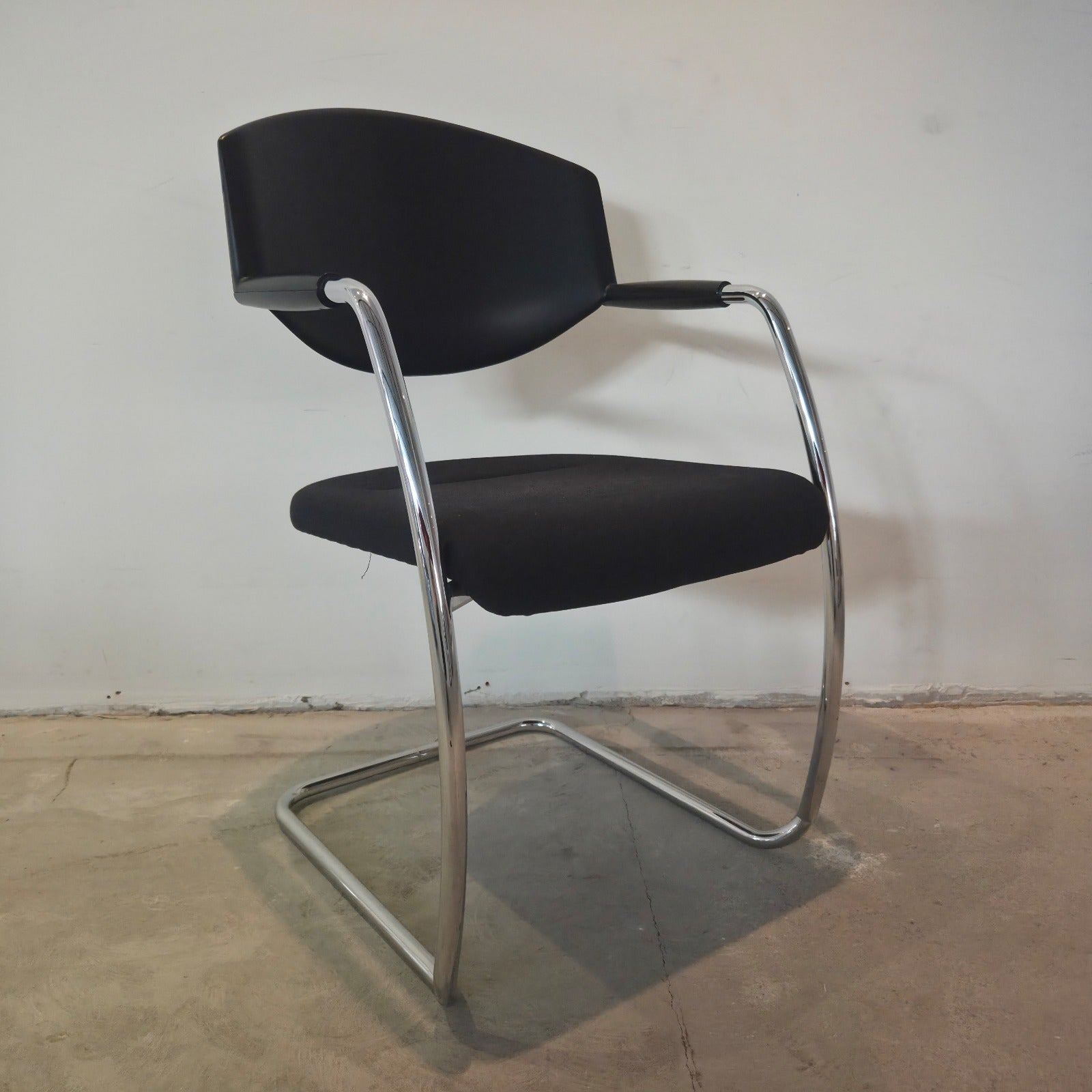 Giroflex Freischwinger Schwarz Stapelbar