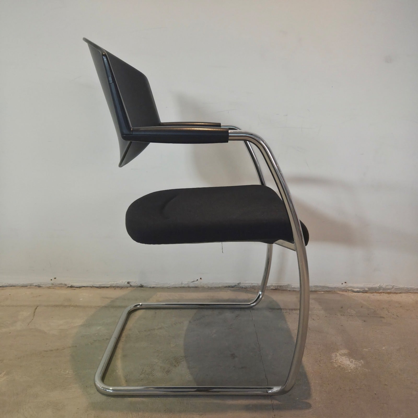Giroflex Freischwinger Schwarz Stapelbar