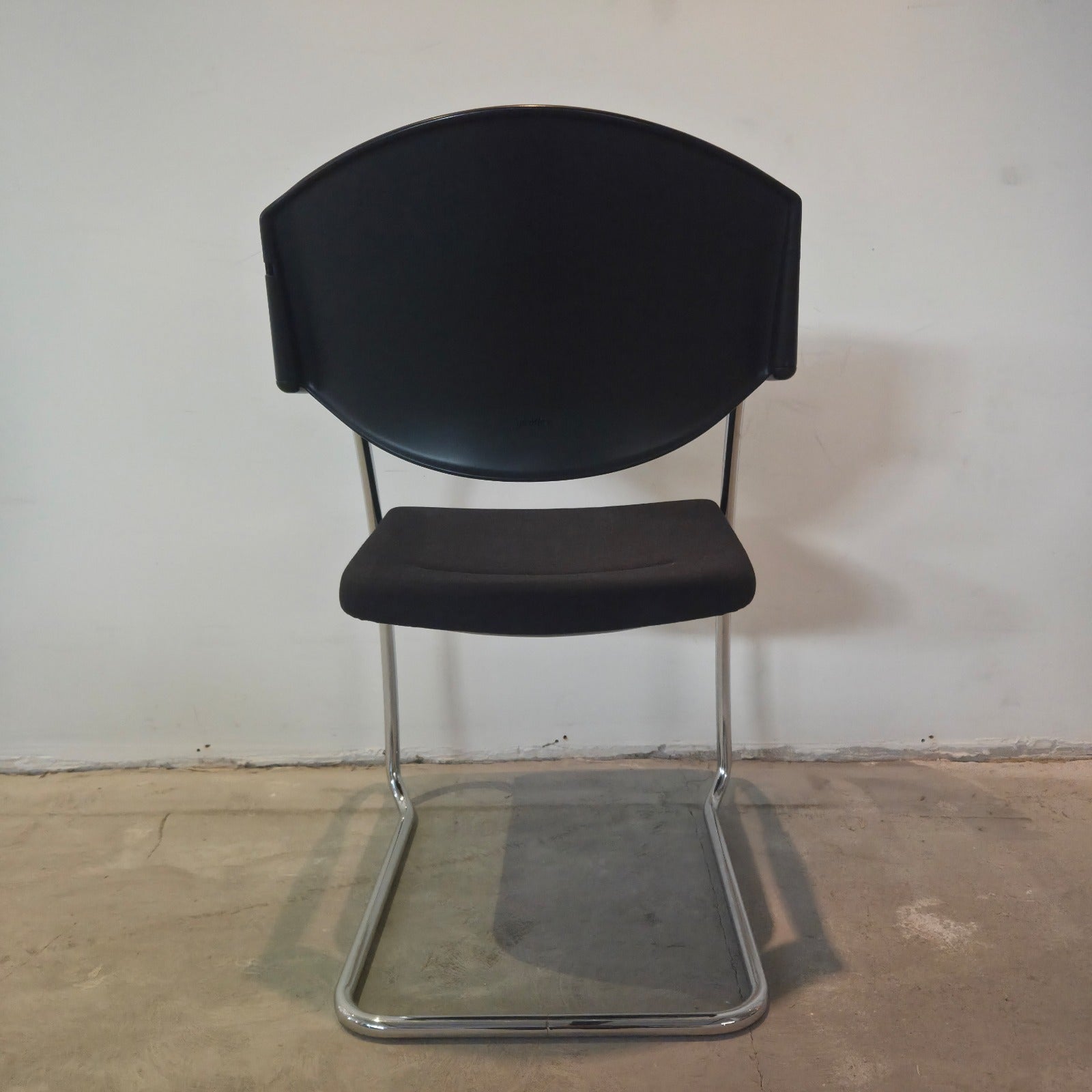 Giroflex Freischwinger Schwarz Stapelbar