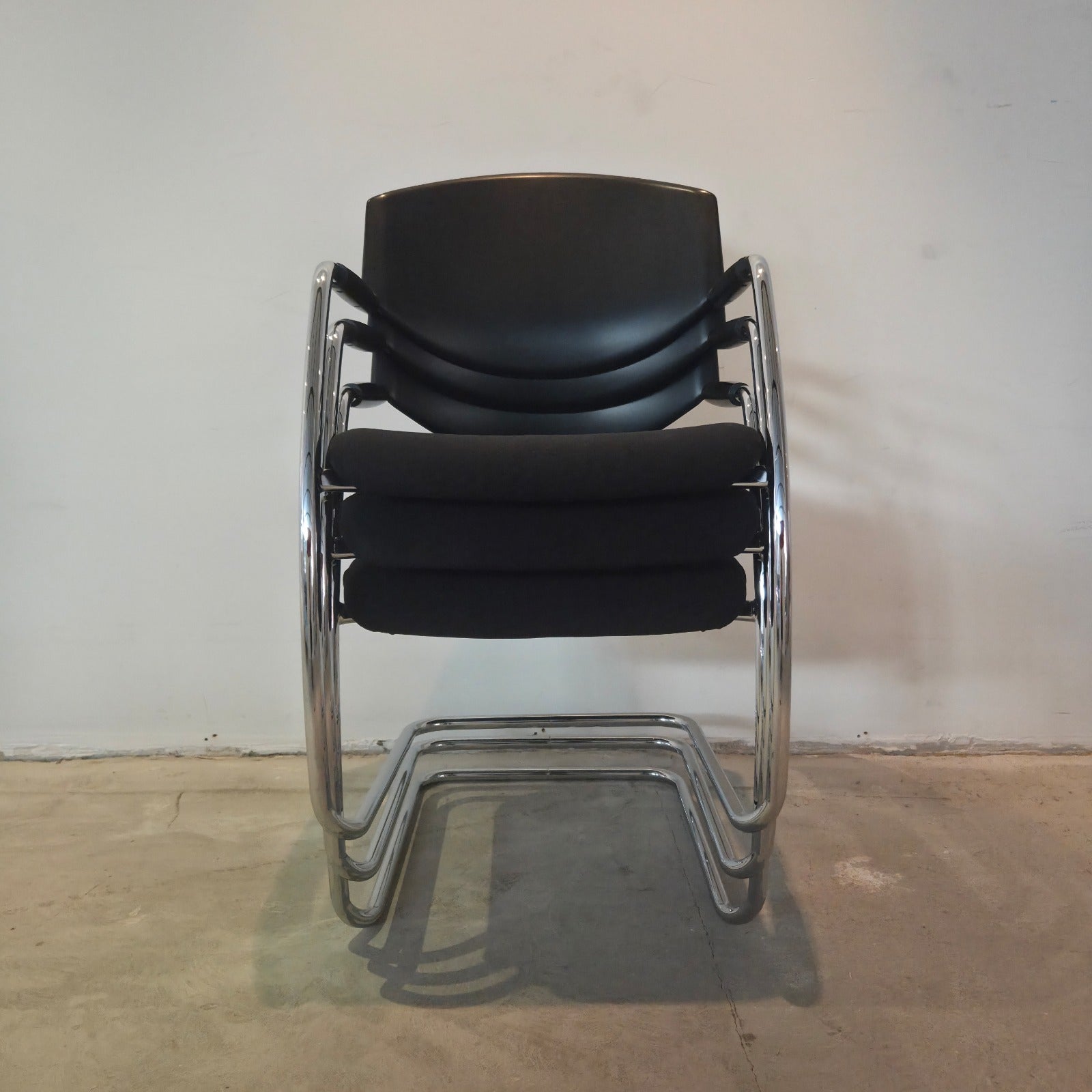 Giroflex Freischwinger Schwarz Stapelbar