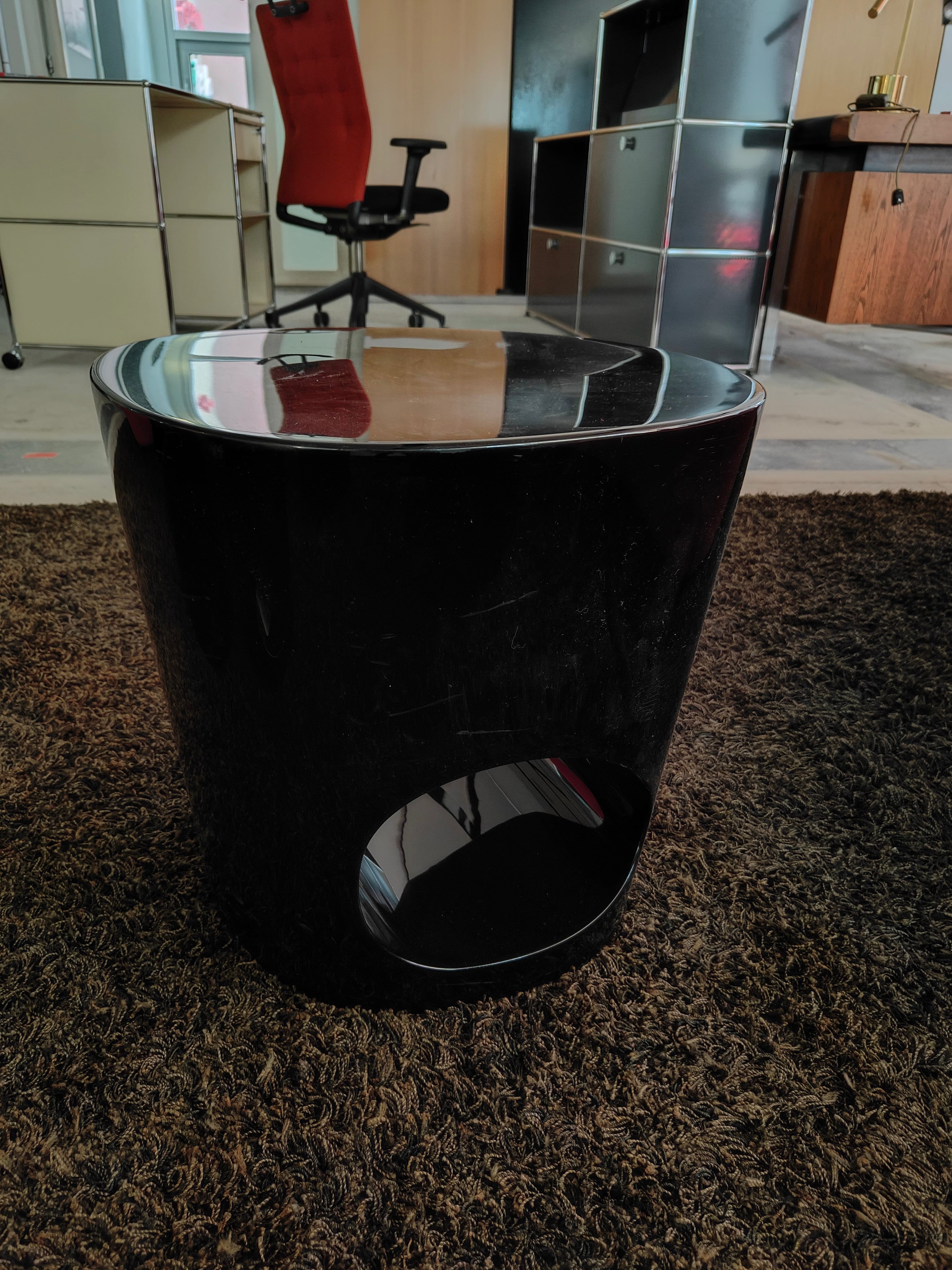Tacchini Polar Table / Hocker – Design von PearsonLloyd - Loch unten