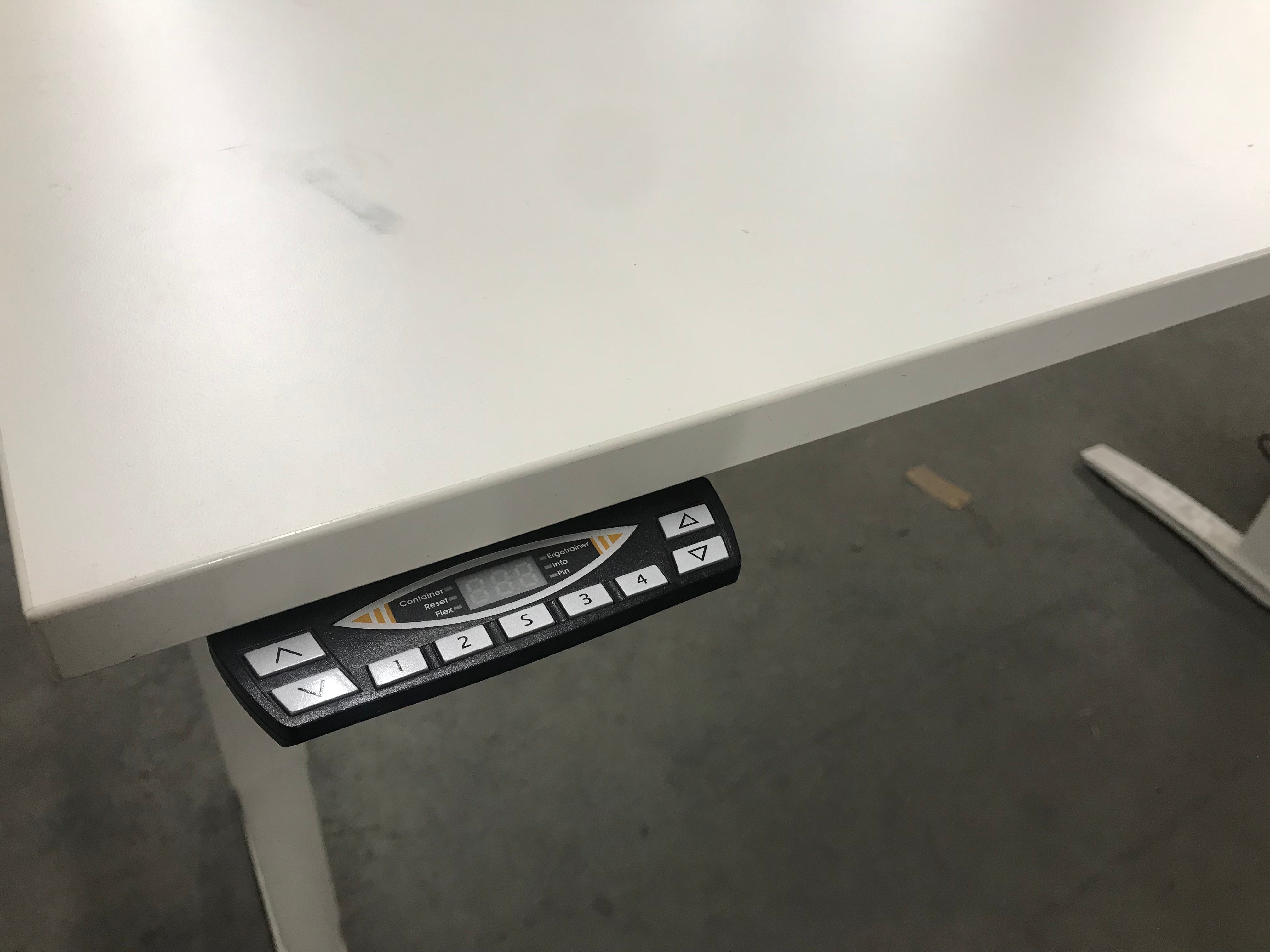 Elektrisch höhenverstellbarer Ecktisch