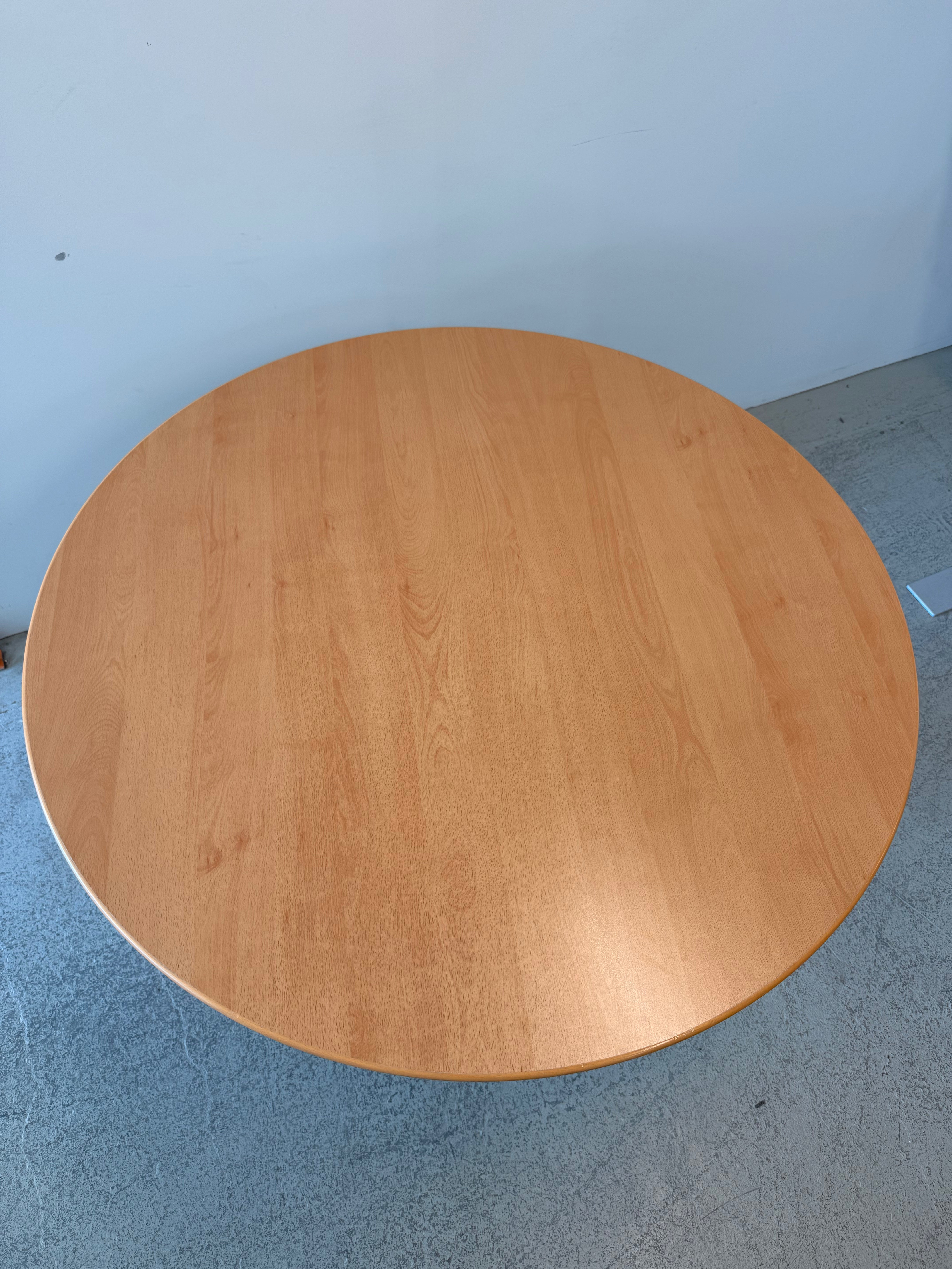 Runder Besprechungszimmertisch
