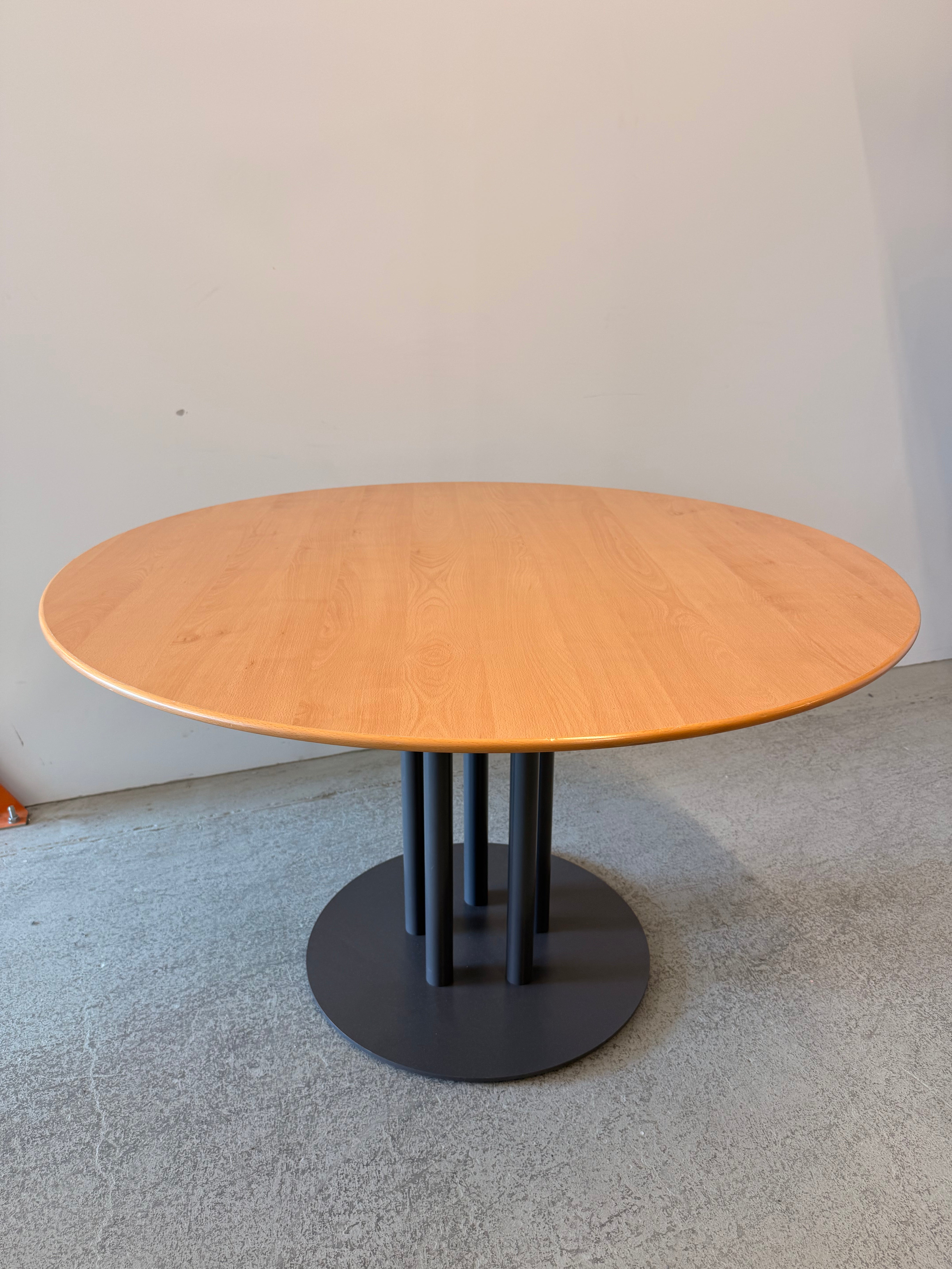 Runder Besprechungszimmertisch