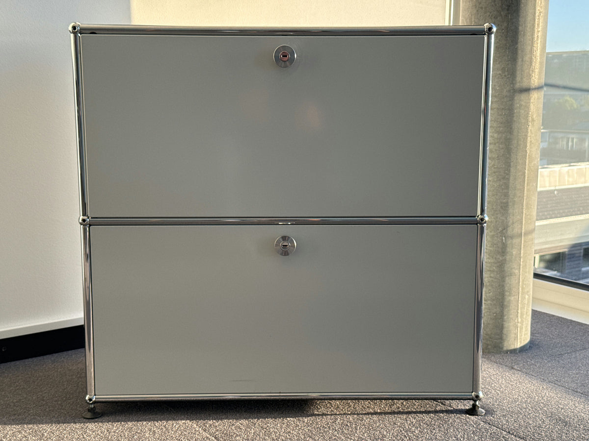 USM Haller 1x2, Lichtgrau, 2 Ausziehtüren, 3 Ausziehtablare, mit Einlegerahmen – geschlossen