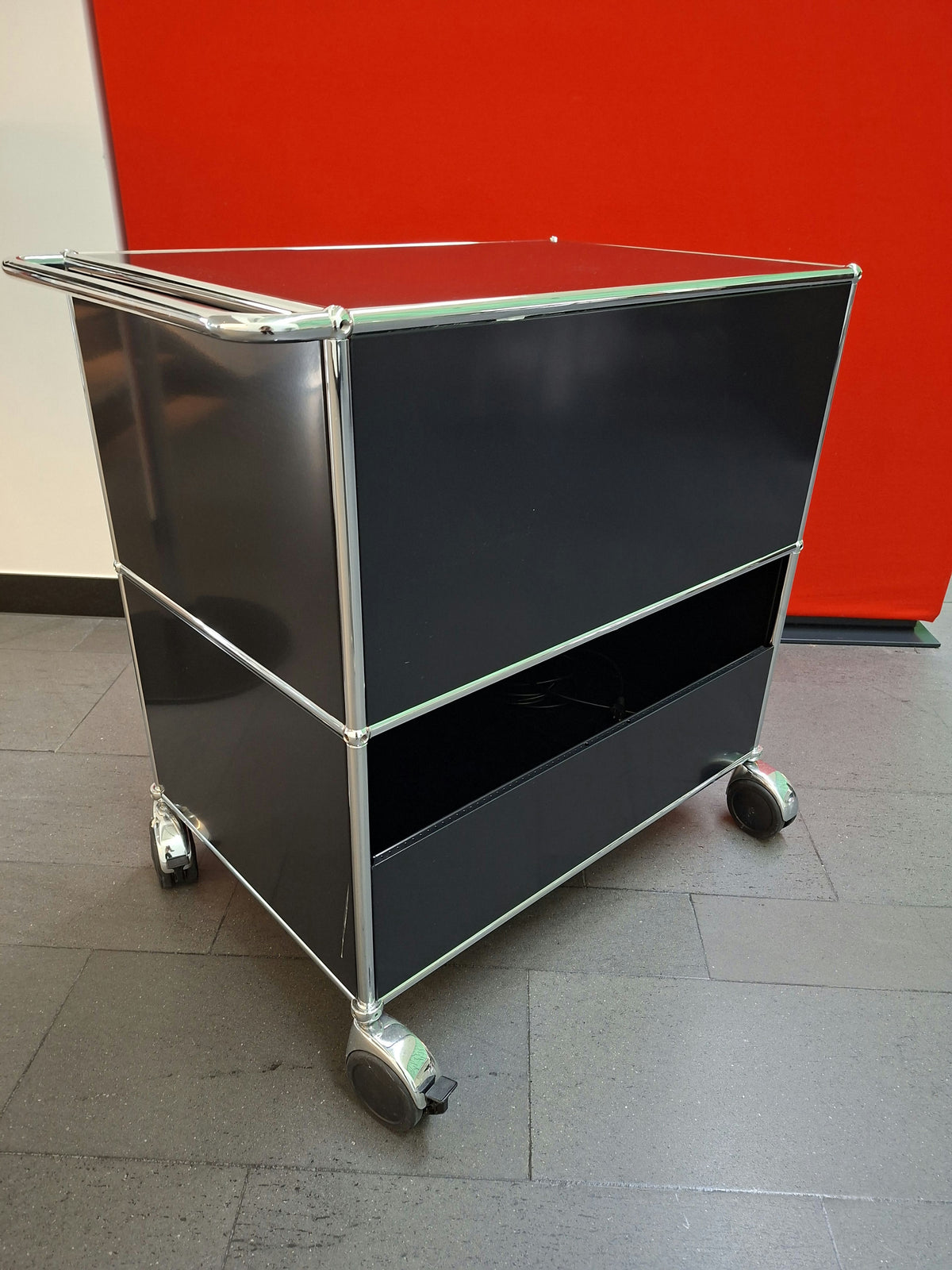 USM Haller Rollkorpus 1x2 Tiefe 50, Graphitschwarz, 2 Ausziehtablare, mit Stossbügel – offen