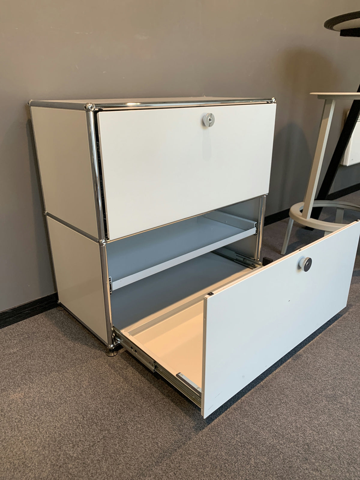 USM Haller Regal 1x2, Lichtgrau, 2 Ausziehtüren, 3 Ausziehtablare