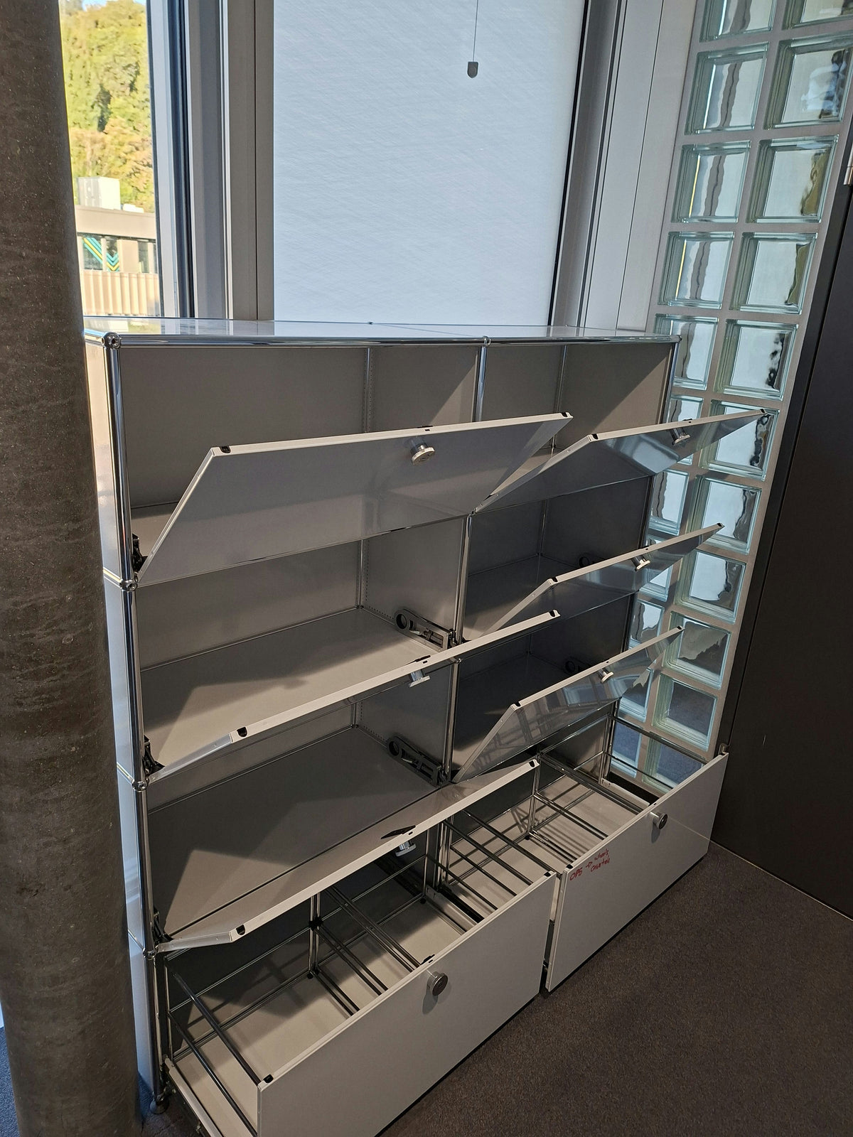 USM Haller Regal 2x4, Lichtgrau, 6 Klapptüren, 2 Ausziehtüren – offen