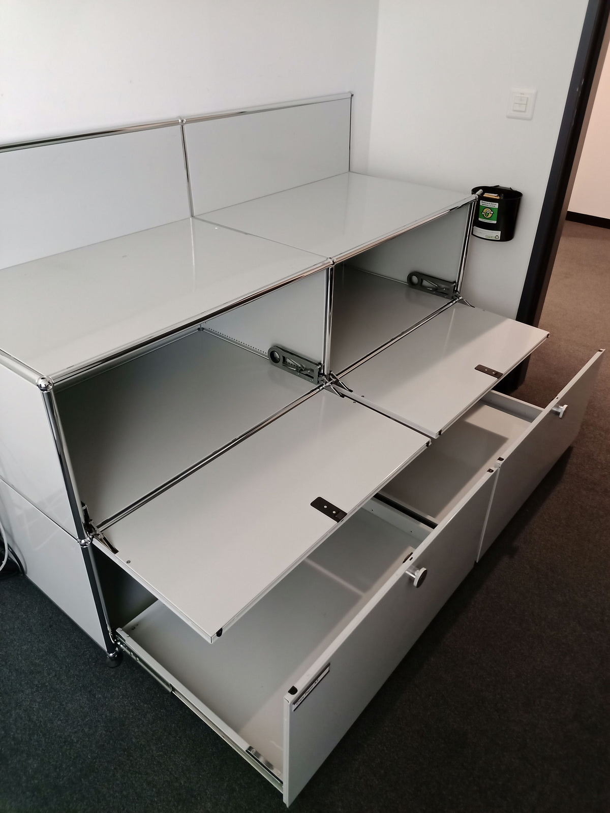 USM Haller Regal 2x2 Tiefe 50, Lichtgrau, 2 Klapptüren, 2 Ausziehtüren – offen