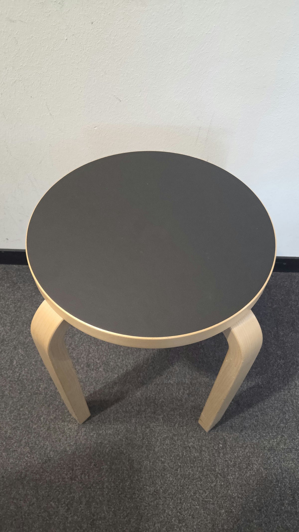 Artek Aalto Hocker E60, Birke natur, Sitz Linoleum Schwarz