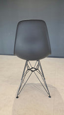 Vitra Eames Plastic Side Chair DSR, Schwarz mit Sitzpolster Warmgrau