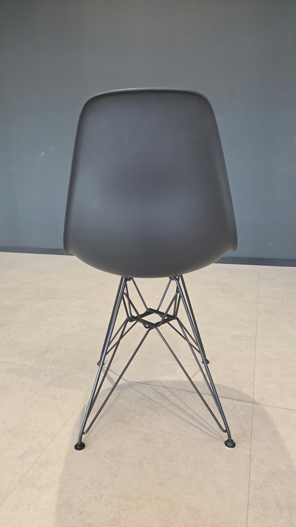 Vitra Eames Plastic Side Chair DSR, Schwarz mit Sitzpolster Warmgrau