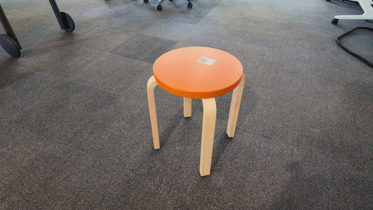 Artek Aalto Hocker E60, Birke/Orange – leicht gebraucht