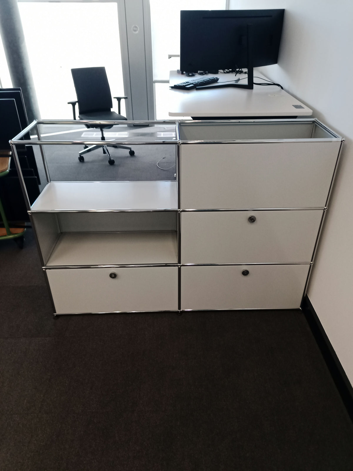 USM Haller Regal 2x3, Lichtgrau, 1 Klapptüre, 2 Ausziehtüren – geschlossen