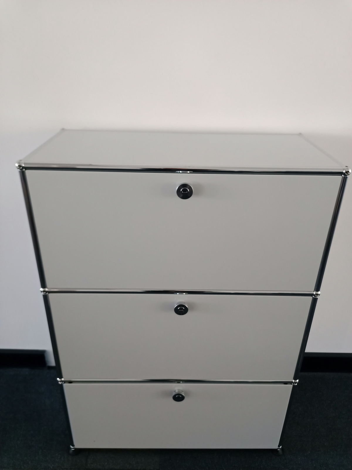 USM Haller Regal 1x3, Lichtgrau, 2 Klapptüren, 1 Ausziehtüre – geschlossen
