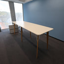 Bene Timba Stehtisch, Weiss, Beine Eiche, 280 × 90 cm
