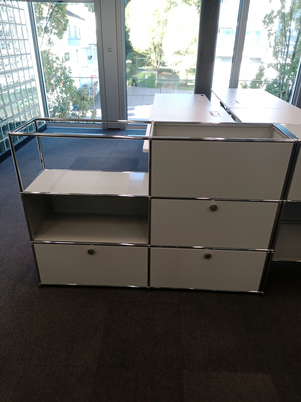 USM Haller Regal 2x3, Lichtgrau, 2 Ausziehtüren – geschlossen