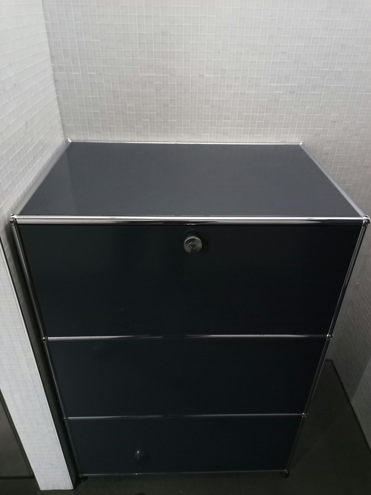 USM Haller 1x3 Tiefe 50, Graphitschwarz, 3 Ausziehtüren, 3 Ausziehtablare – geschlossen