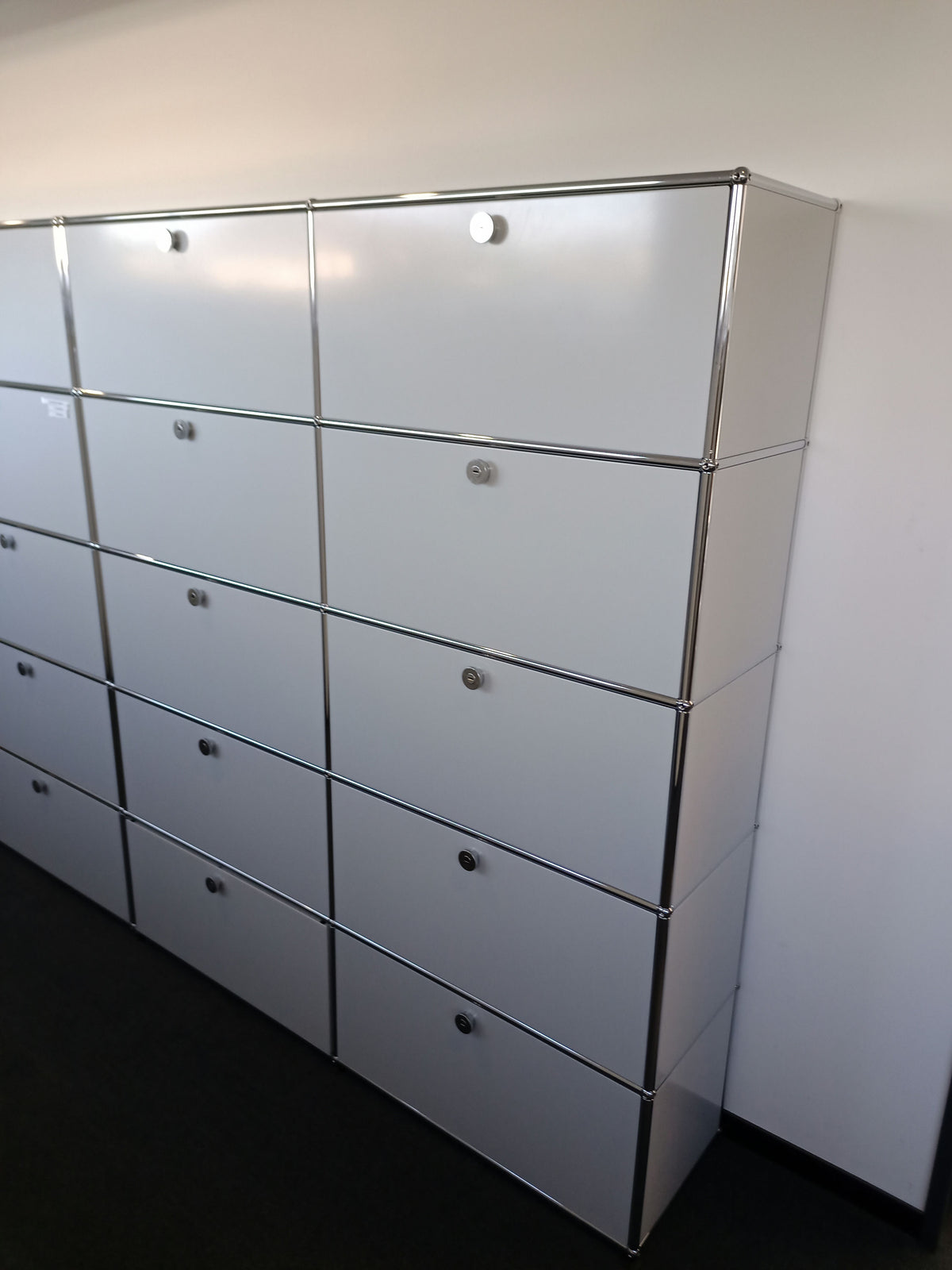 USM Haller Regal 2x5, Lichtgrau, 8 Klapptüren, 2 Ausziehtüren