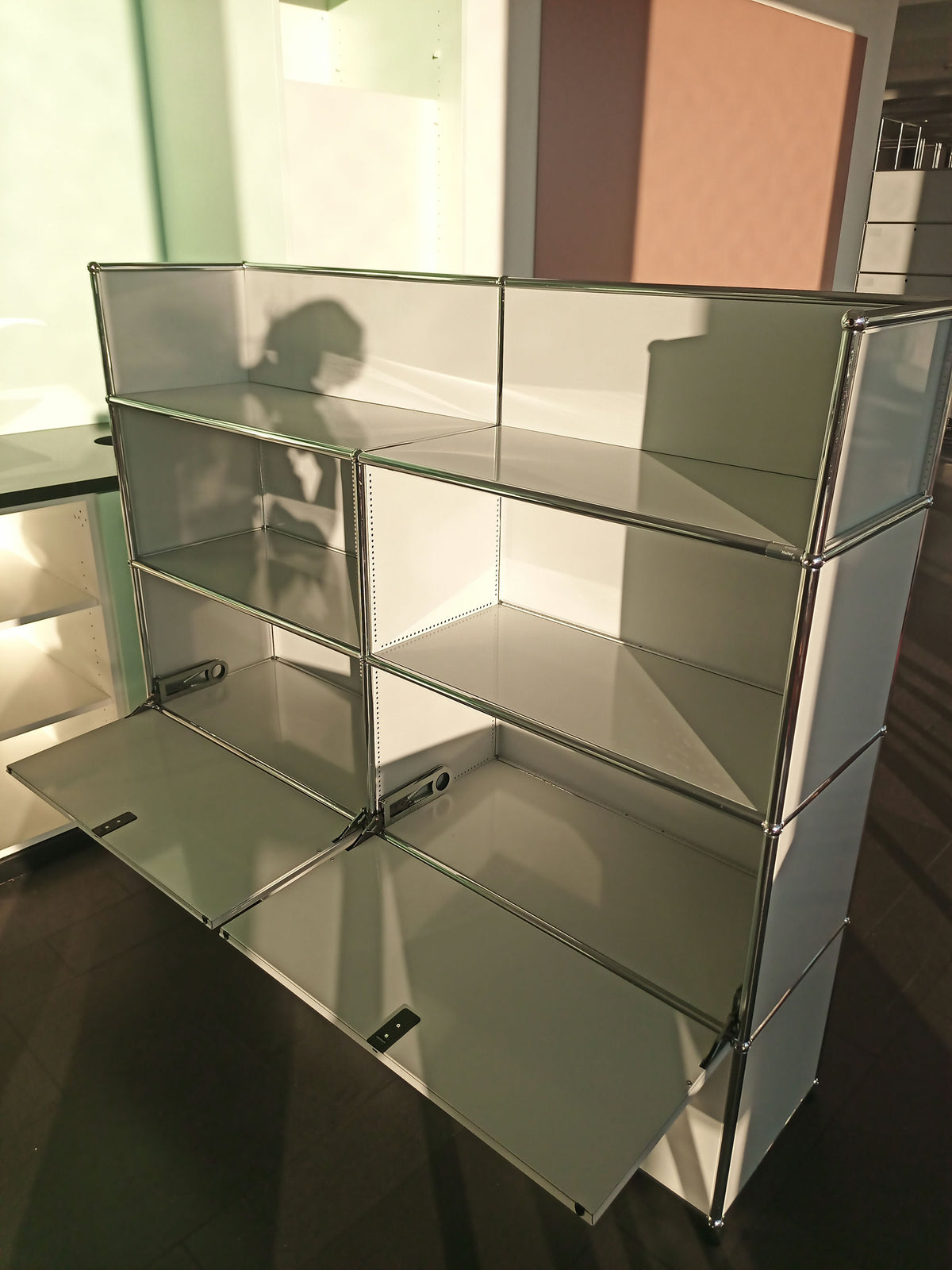 USM Haller Regal 2x4, Lichtgrau, 2 Klapptüren