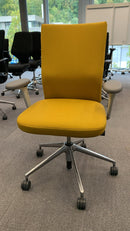 Vitra Bürodrehstuhl, Stoff Senfgelb, Armlehnen Weiss, Alu-Fusskreuz
