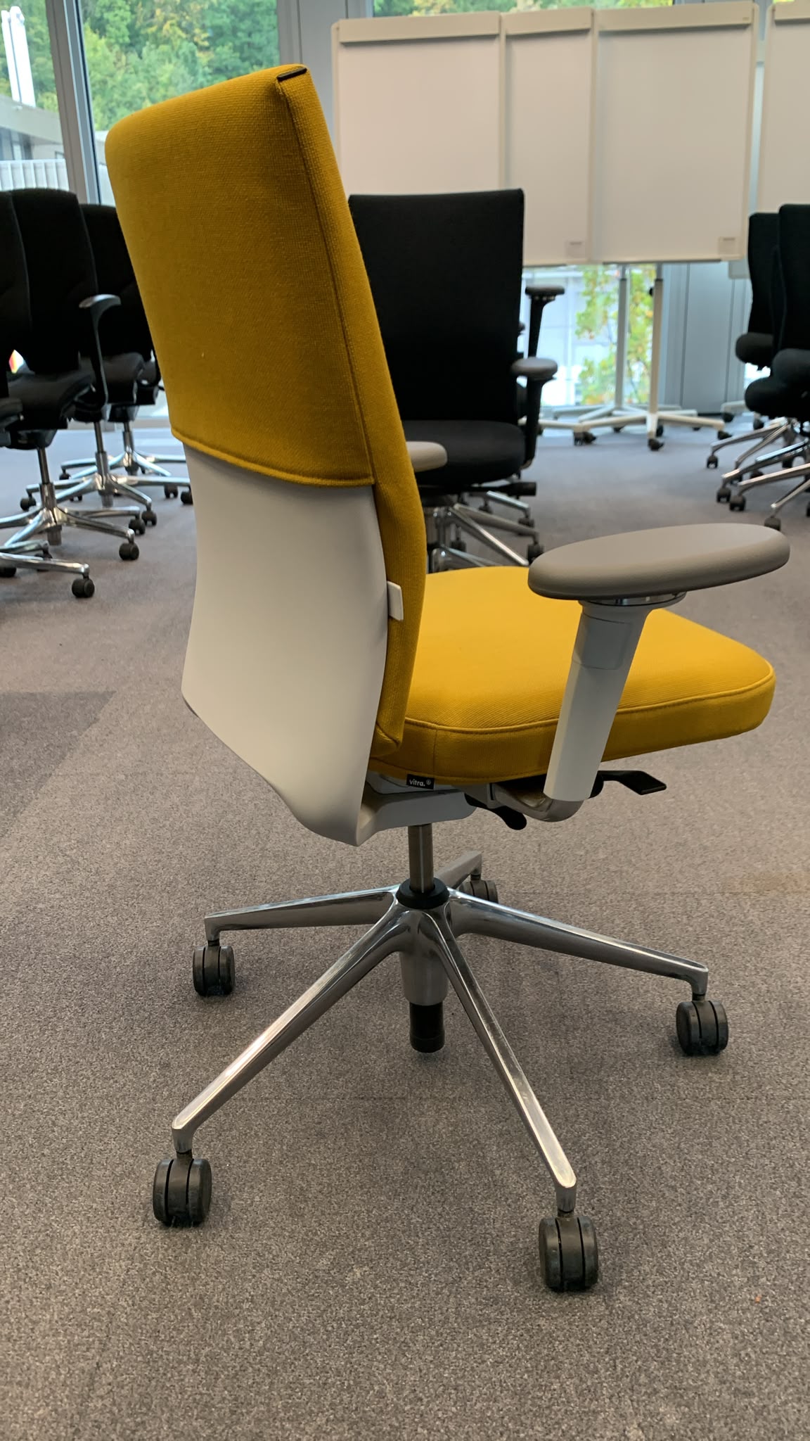 Vitra Bürodrehstuhl, Stoff Senfgelb, Armlehnen Weiss, Alu-Fusskreuz