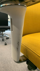 Vitra Bürodrehstuhl, Stoff Senfgelb, Armlehnen Weiss, Alu-Fusskreuz