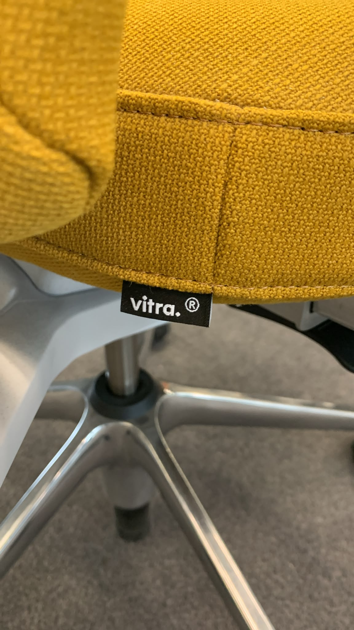 Vitra Bürodrehstuhl, Stoff Senfgelb, Armlehnen Weiss, Alu-Fusskreuz