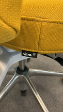 Vitra Bürodrehstuhl, Stoff Senfgelb, Armlehnen Weiss, Alu-Fusskreuz