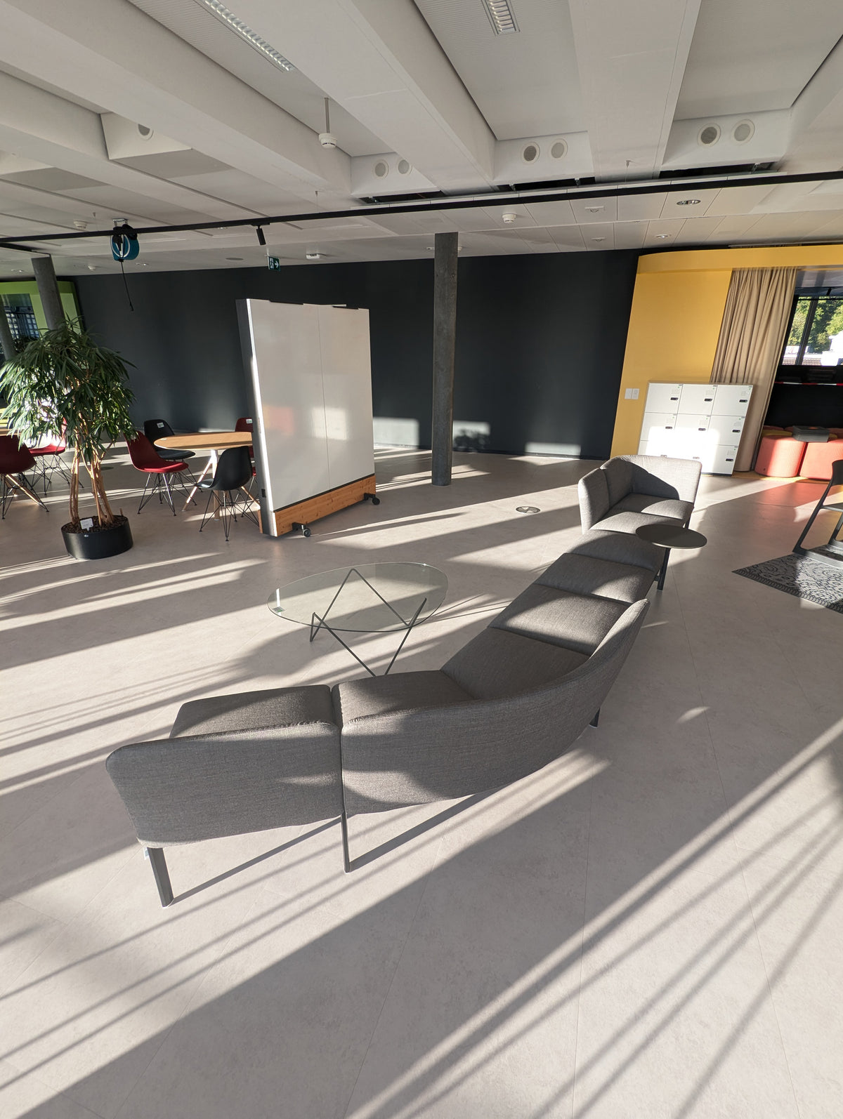 Lapalma ADD Modulsofa, Stoff Grau, Gestell Schwarz, 350 × 300 cm
