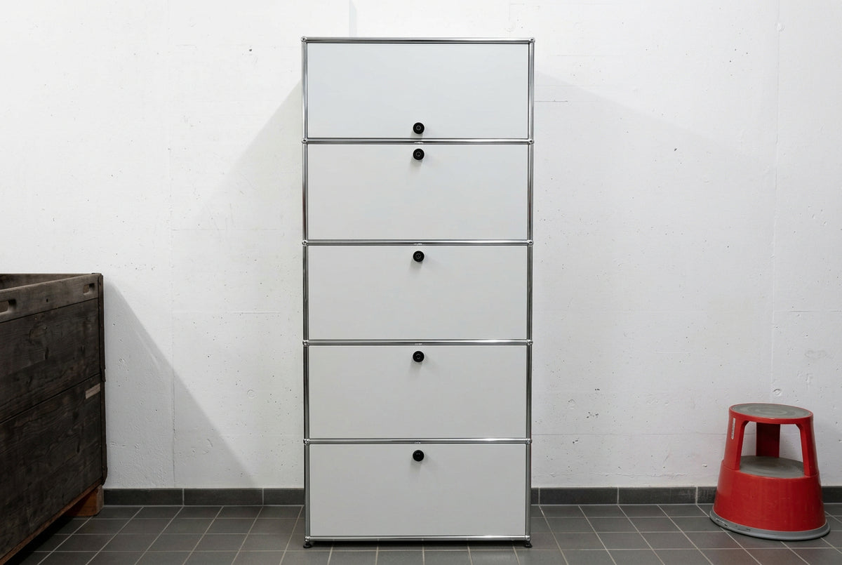 USM Haller 1x5, Lichtgrau, 3 Klapptüren, 1 Ausziehtüre, mit Einlegerahmen – geschlossen