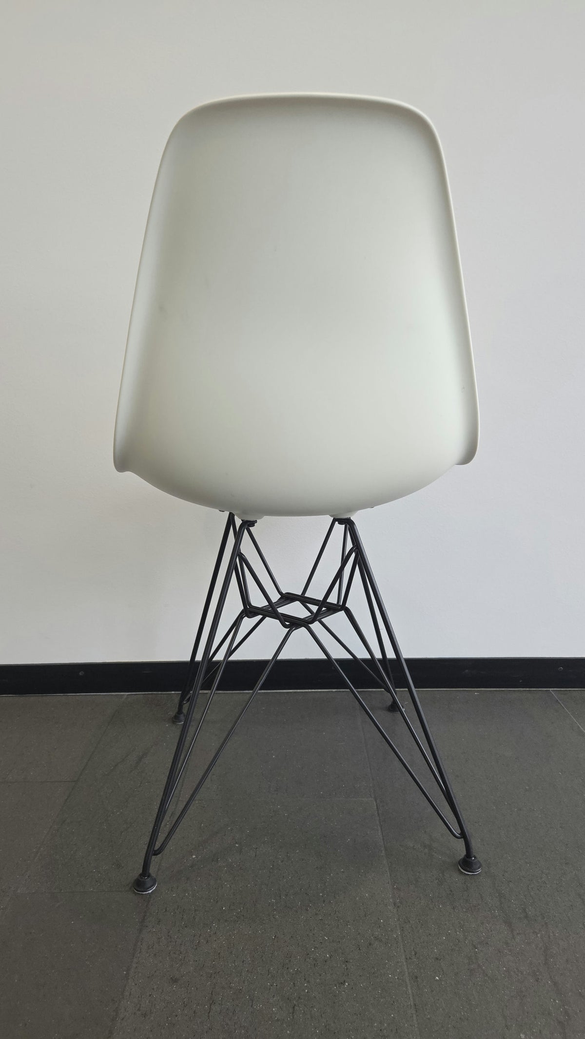 Vitra Eames Plastic Side Chair DSR, Eisgrau mit Sitzpolster Graublau