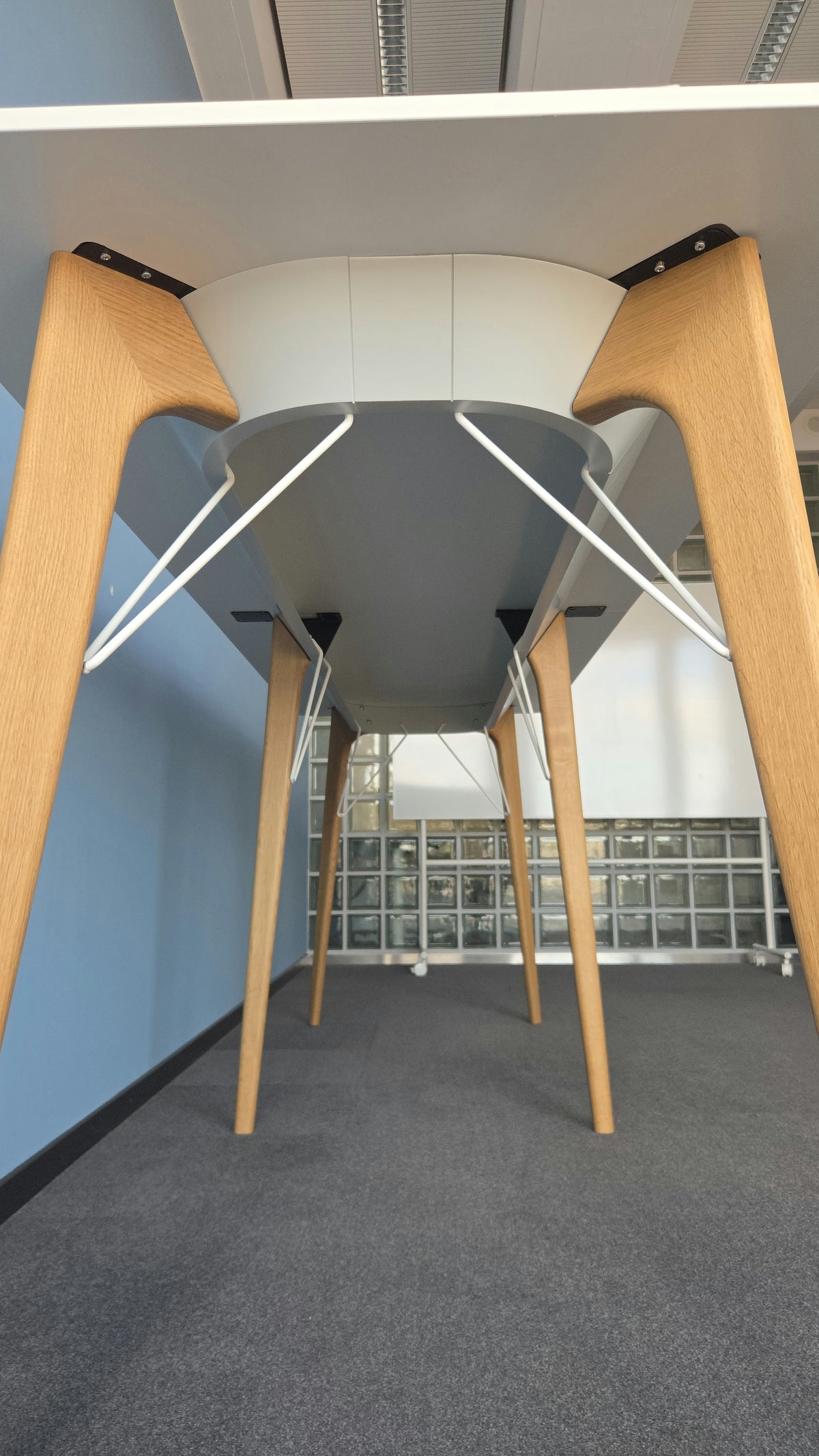 Bene Timba Stehtisch, Weiss, Beine Eiche, 280 × 90 cm