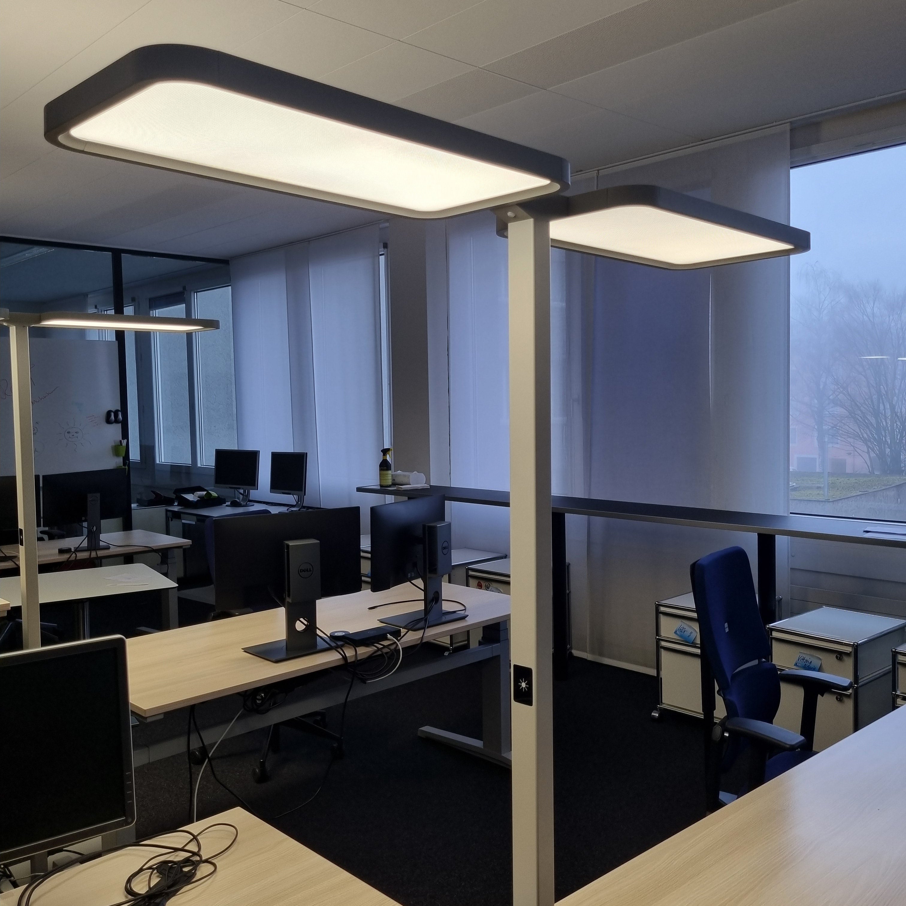 Dimmbare LED Stehlampe von DOTLUX B0047